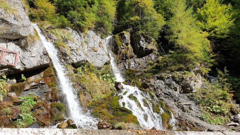 Top 10 locuri de vizitat în Munții Bucegi – Peisaje spectaculoase și obiective turistice Top 10 locuri de vizitat în Munții Bucegi