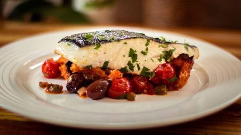 Cină mediteraneană ușoară pentru digestie: legume la abur și pește slab Cină mediteraneană ușoară pentru digestie