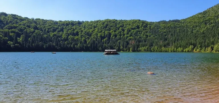 Excursii cu barca pe Lacul Sfânta Ana