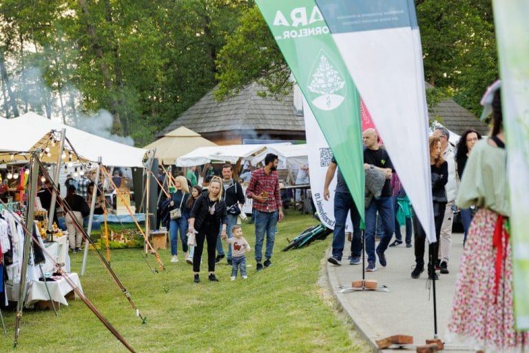 Participarea la festivaluri locale și târguri tradiționale în aer liber