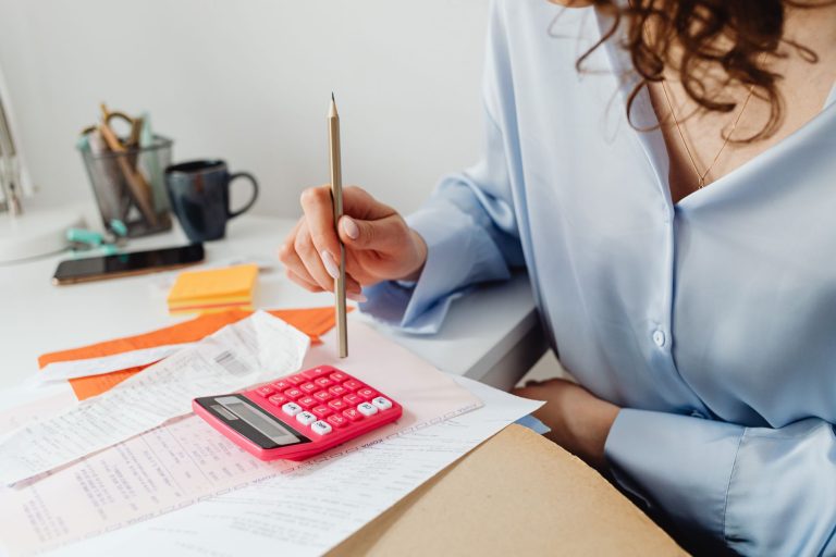Factura de energie sub control: cum verifici consumul, puterea contractată și ofertele furnizorilor Factura de energie sub control: cum verifici consumul, puterea contractată și ofertele furnizorilor